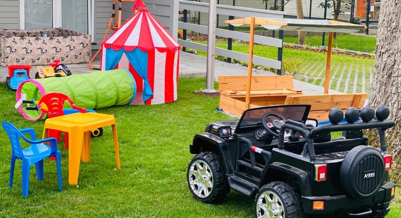 Holiday Siesta Pensjonat, Domki Rewal Exteriör bild